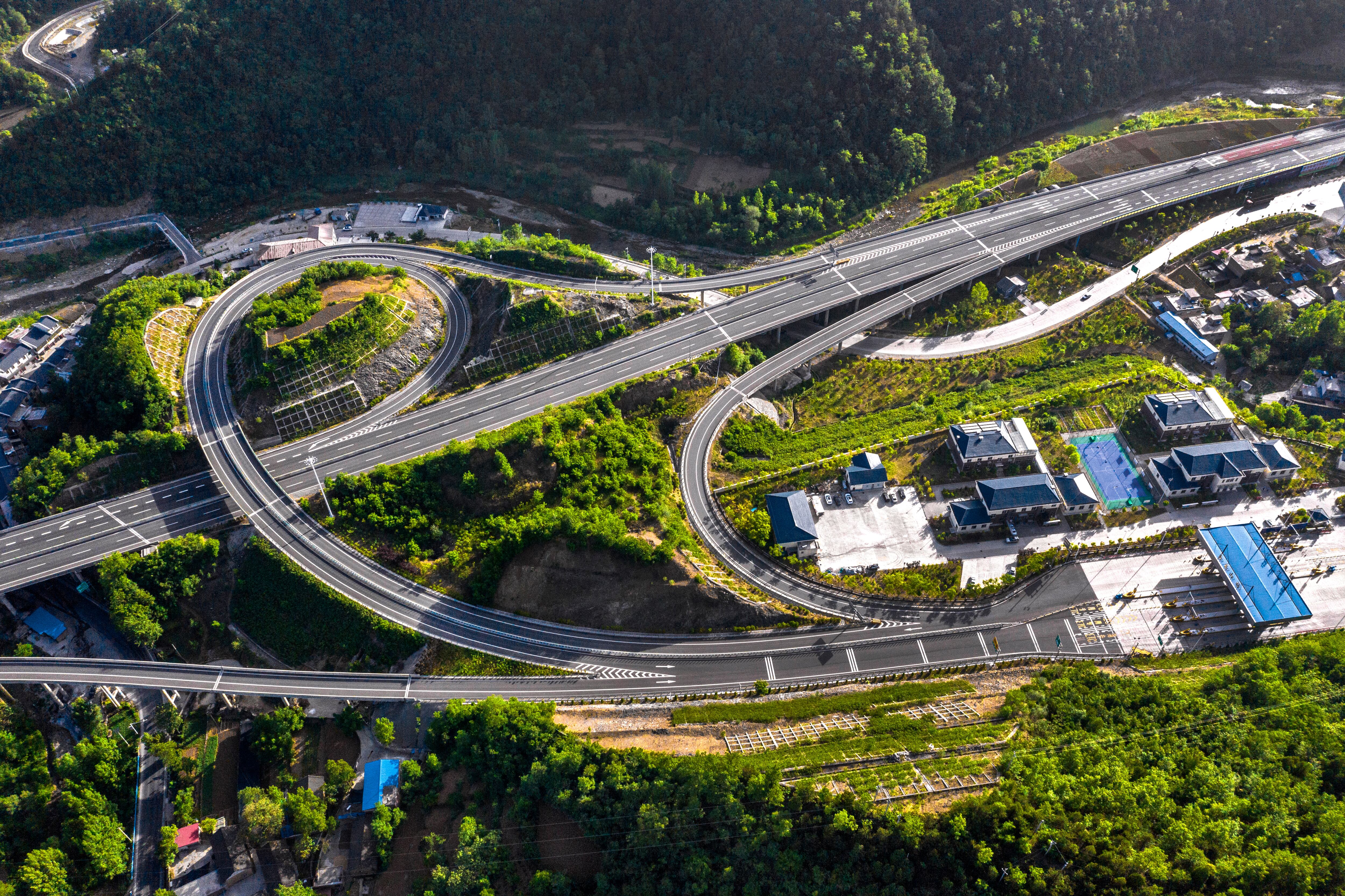 Vista aérea de una autopista en Sanmenxia, ​​provincia china de Henan, China