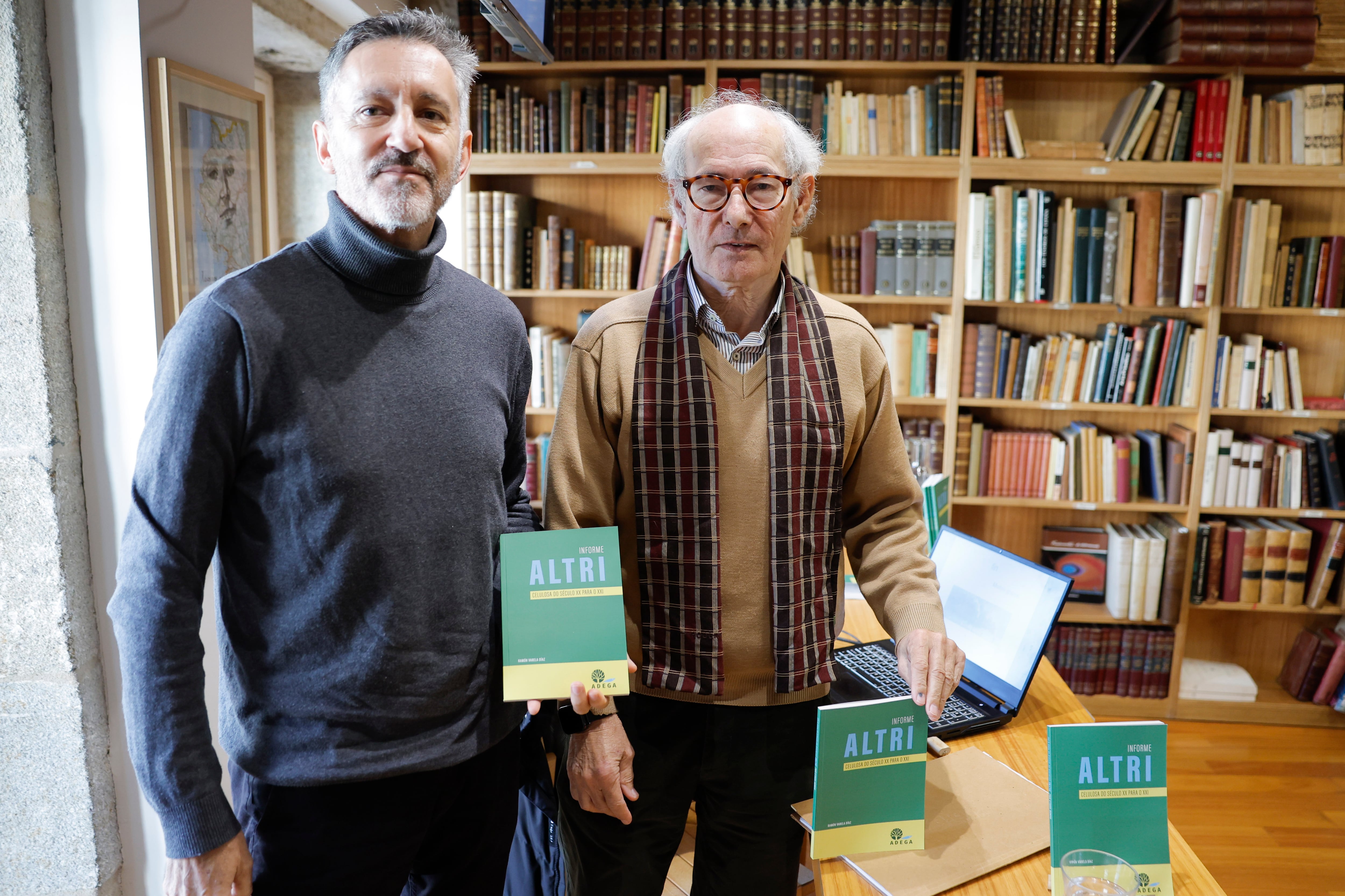 SANTIAGO DE COMPOSTELA, 11/12/2024.- El representante de la Asociación para la Defensa Ecológica de Galica (Adega), Fins Eirexas y el biólogo Ramón Varela presentan el &#039;Informe Altri: Celulosa do século XX para o XXI&#039;, contra la instalación de la celulosa en Palas de Rey, este miércoles en Santiago de Compostela. EFE/Lavandeira jr
