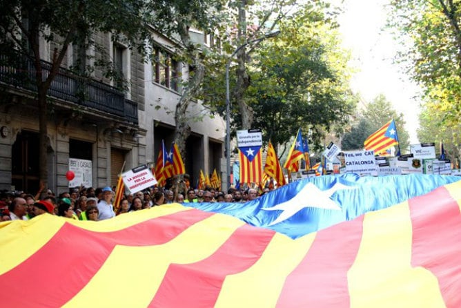 Los catalanes portan pancartas en las que se puede leer, por ejemplo, &quot;Yes, we CAT&quot;