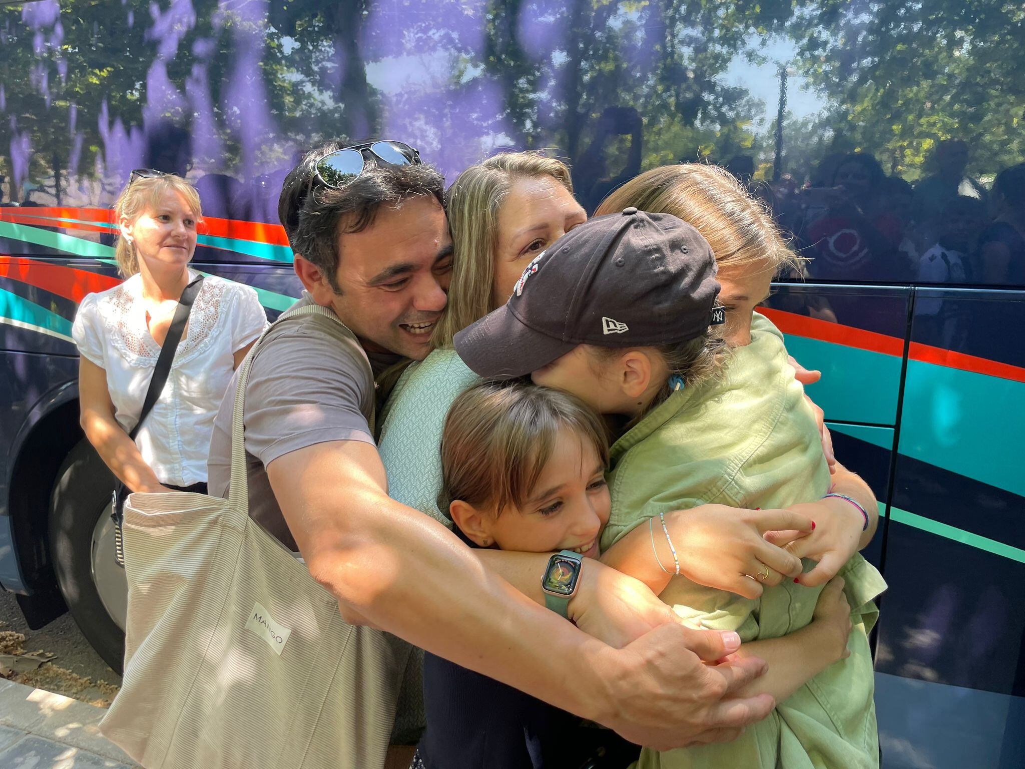 Las familias de acogida reciben a los menores a su llegada a València