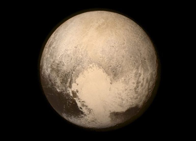 PLU01 -- (---) 14/07/2015.- Imagen facilitada por la NASA hoy, 14 de julio de 2015 y fechada el 13 de julio de 2015 que muestra una imagen de Plutón cuando la nave espacial estadounidense &quot;New Horizons&quot; se encontraba a 768.000 km de su superficie. &quot;New Ho