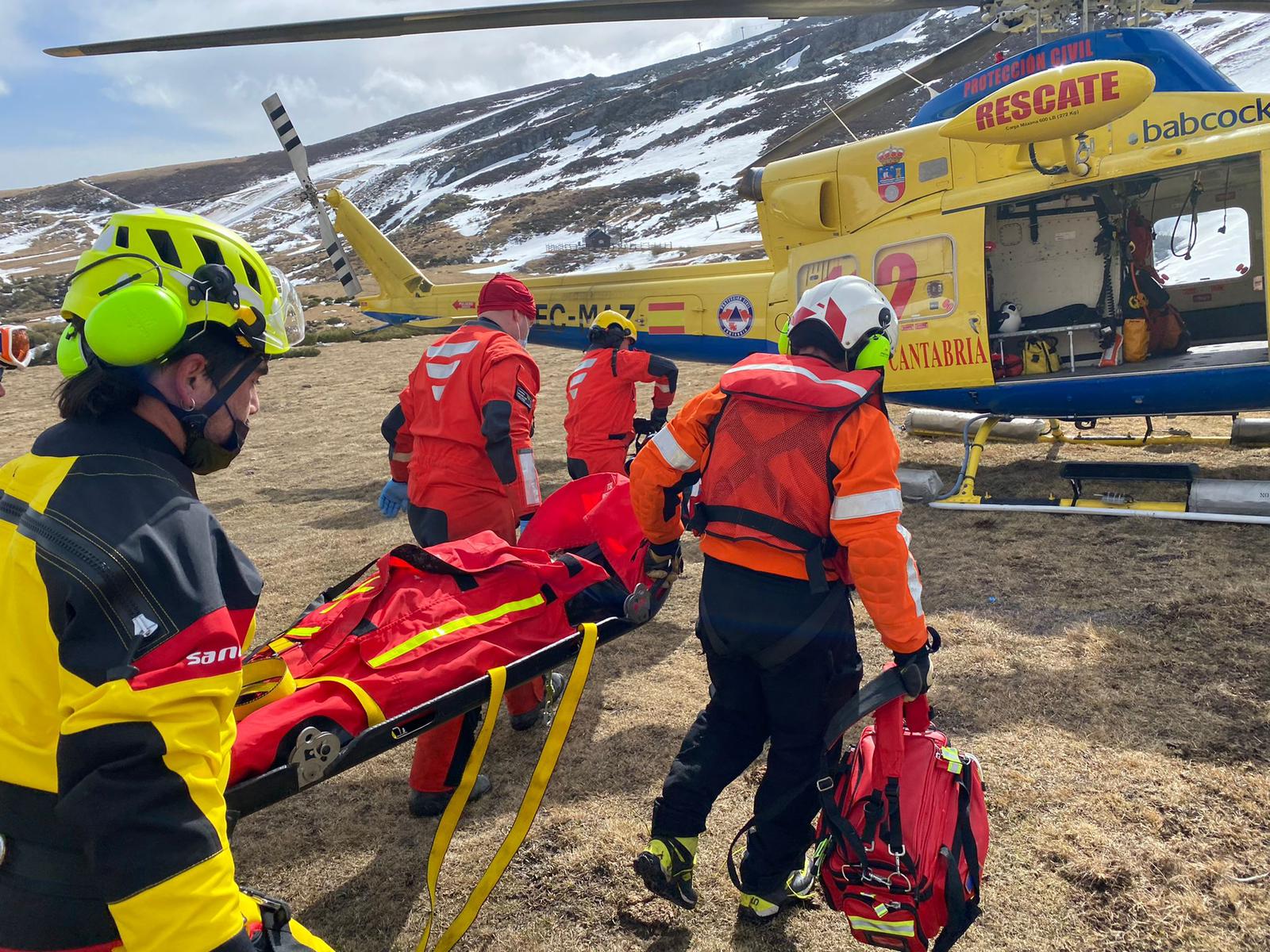 Miembros del 112 evacuando a la niña accidentada.