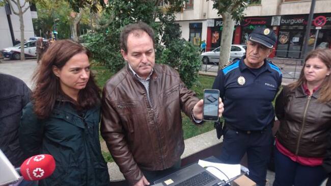 Uno de los desarrolladores de la aplicación mostrando su funcionamiento