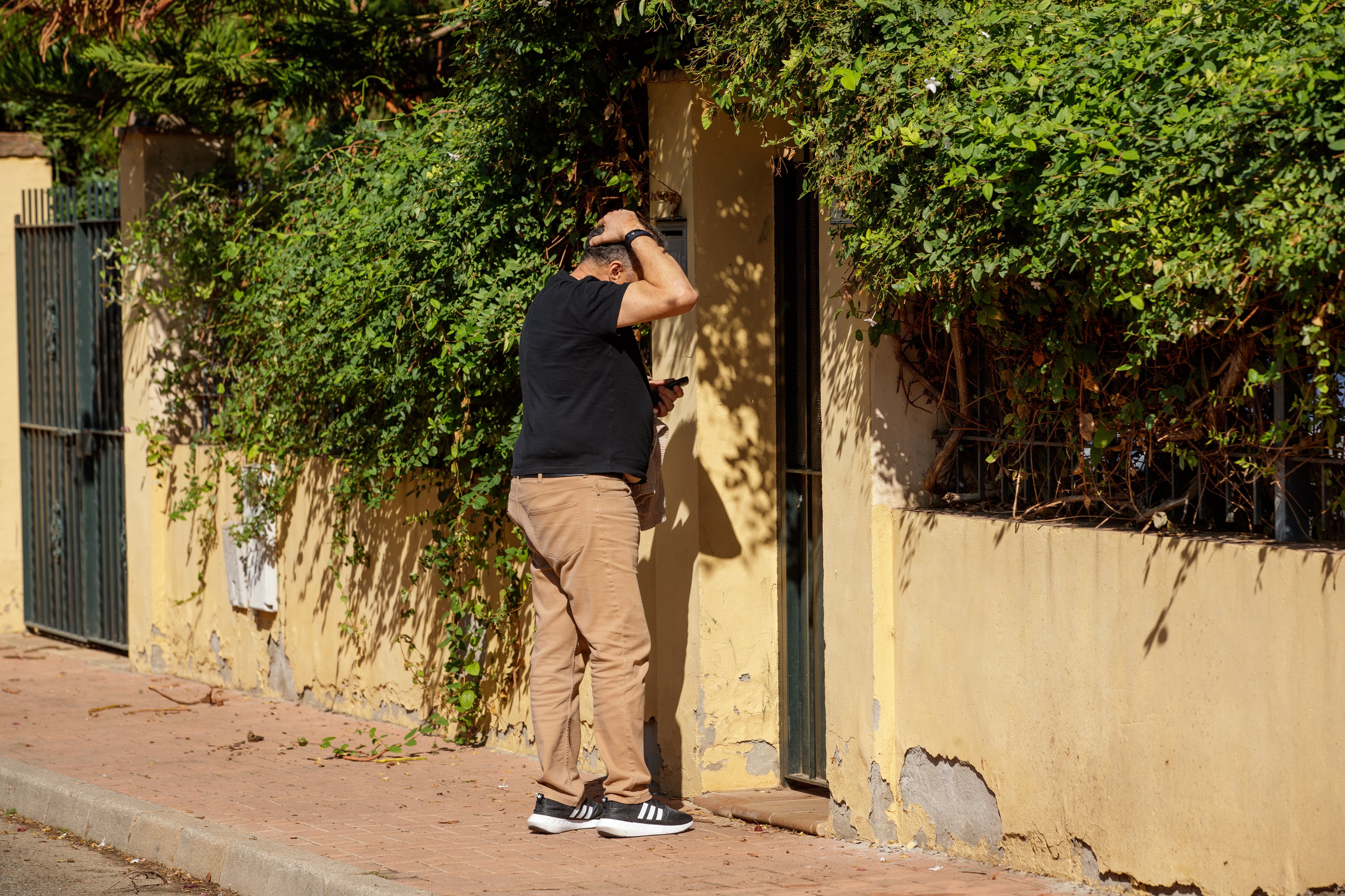 GRAFAND4679. PALOMARES DEL RÍO (SEVILLA), 01/11/2022.- Familiares y amigos del joven de 18 años que ha muerto apuñalado la pasada madrugada en la localidad sevillana de Palomares del Río, entrando hoy martes en el domicilio familiar en la calle Federico Moreno Torroba, en cuya entrada fue encontrado aún con vida el joven. EFE/ Julio Muñoz
