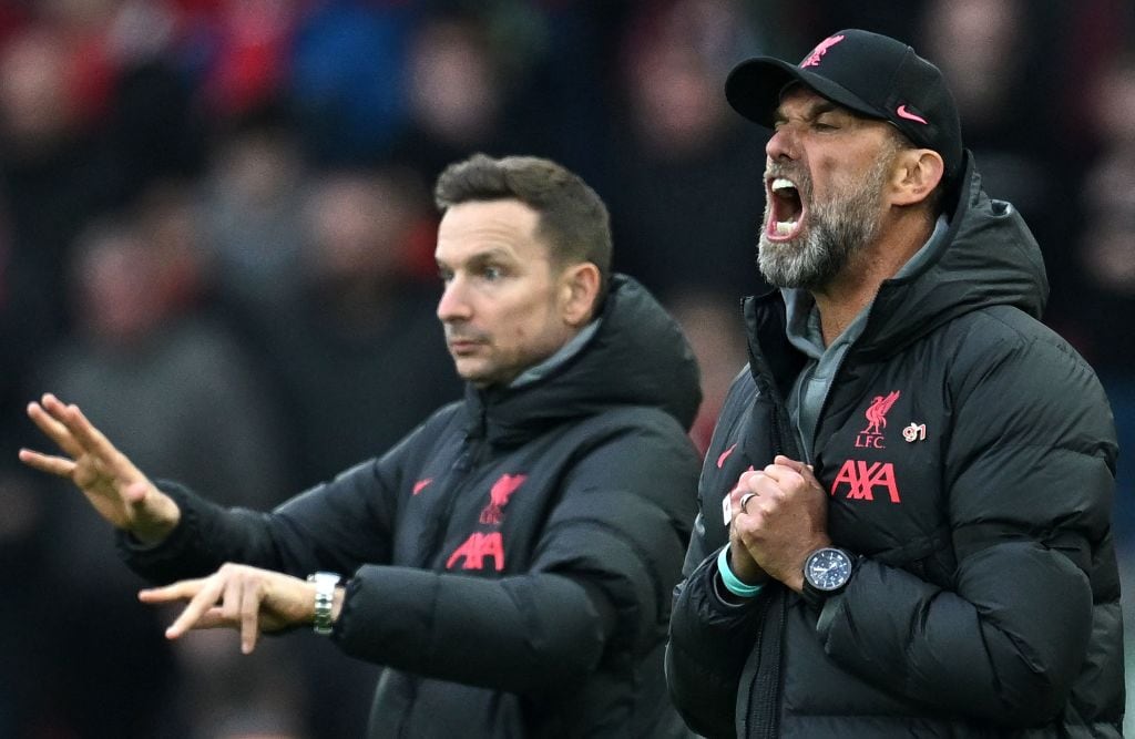 Jurgen Klopp grita a sus jugadores durante el Liverpool - Arsenal