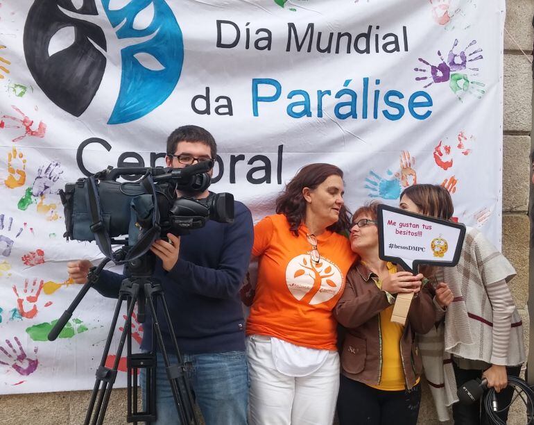 Pancarta "Día Mundial da Parálise Cerebral" con su gerente Conchi Somoza y asistentes