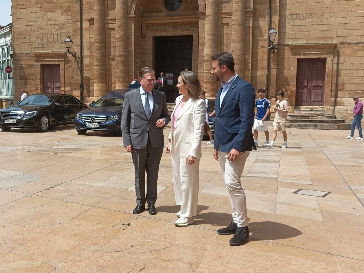 Cuca Gamarra, visitó Oviedo junto al alcalde, Alfredo Canteli; y al líder del PP asturiano, Álvaro Queipo