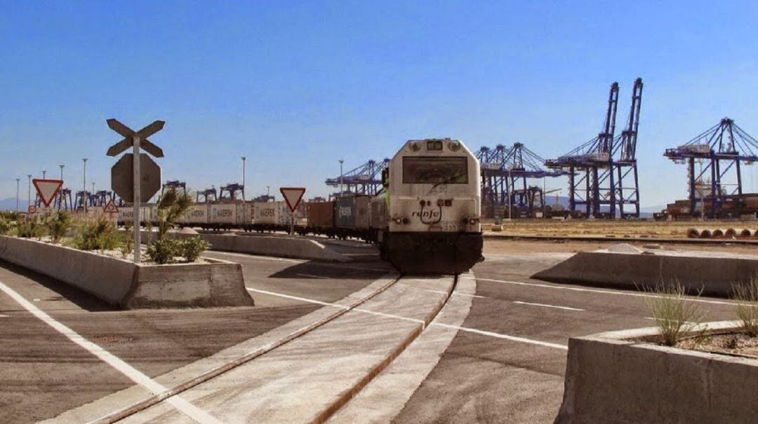 Ferrocarril en el puerto de Algeciras.