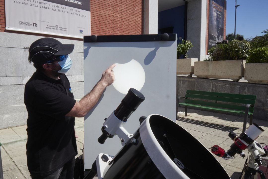 Una proyección muestra el eclipse solar de este jueves, en la explanada del Planetario de Pamplona, a 10 de junio de 2021, en Pamplona