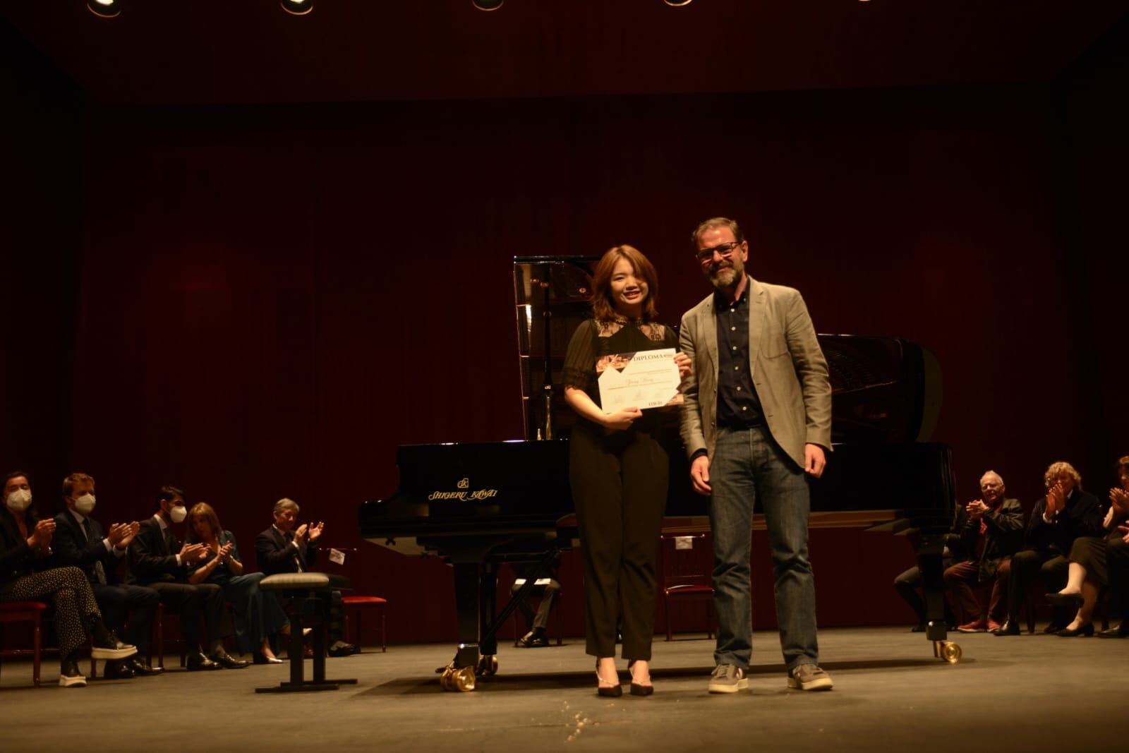 La premiada, junto al alcalde de Ferrol, Ángel Mato