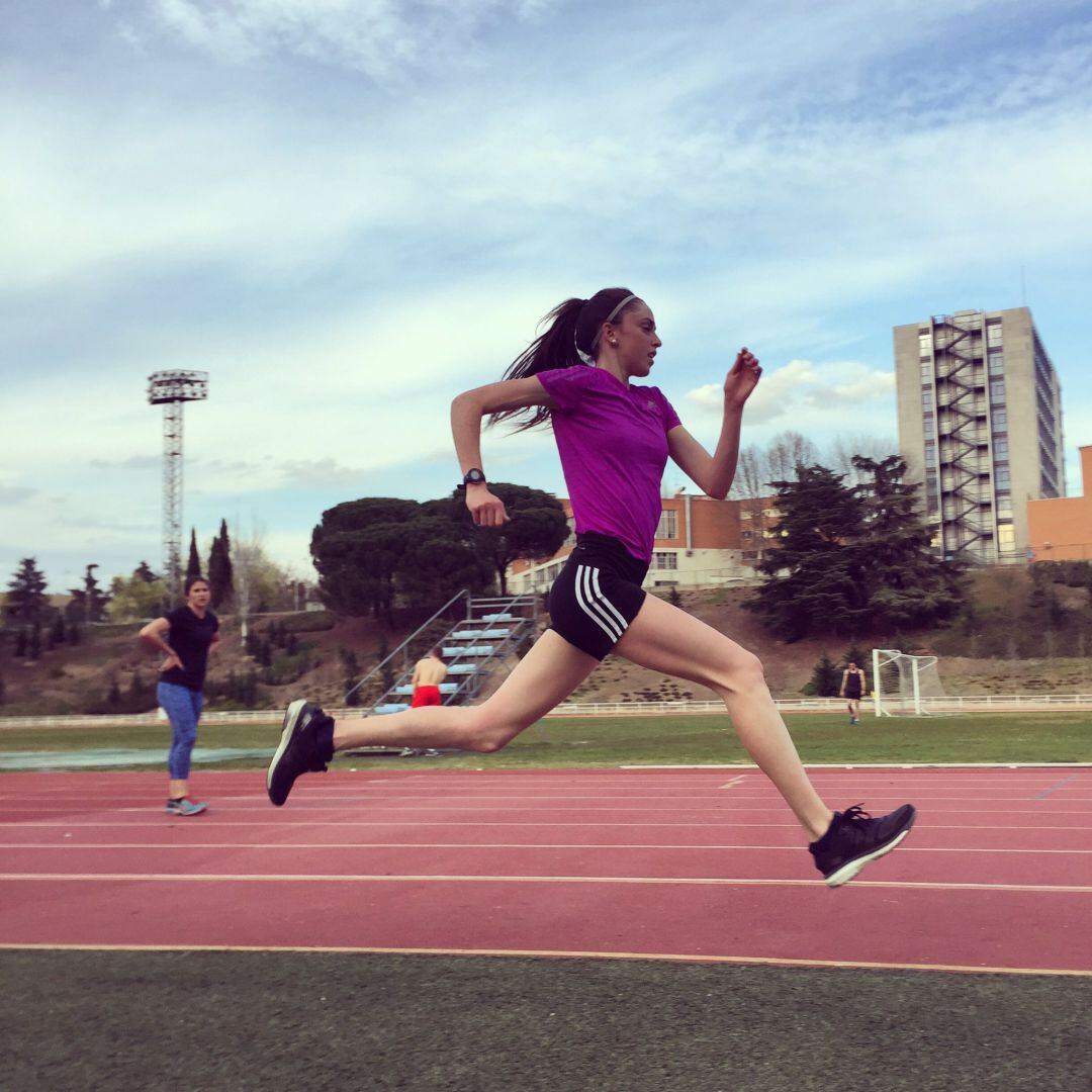 Celia Antón durante uno de sus entrenamientos en las pistas de la residencia Blume.