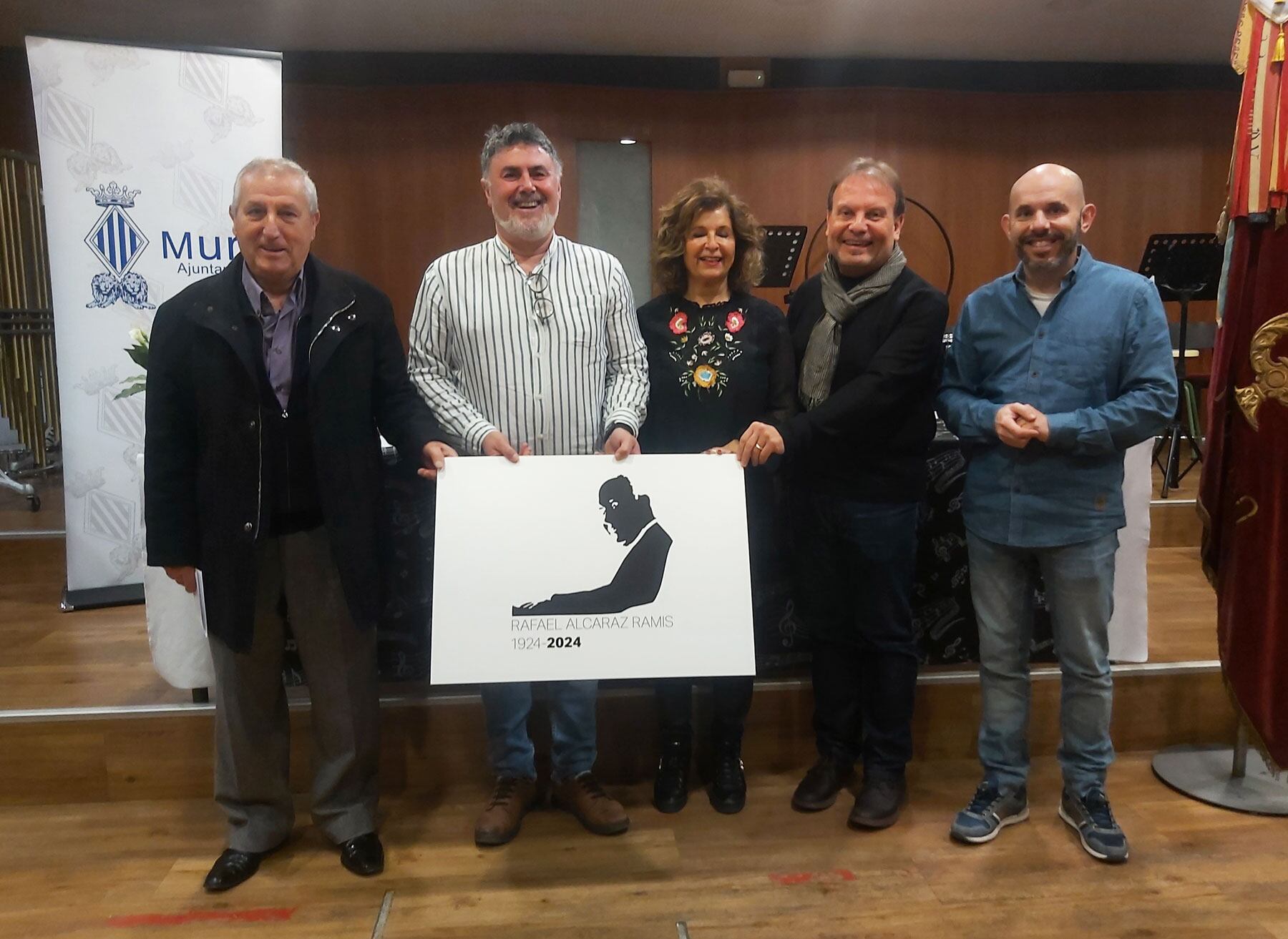 Antonio Olcina, Vicent Molina, Soraya Sanchis, José Rafael Pascual Vilaplana y Manolo Mondejar con el logo del centenario