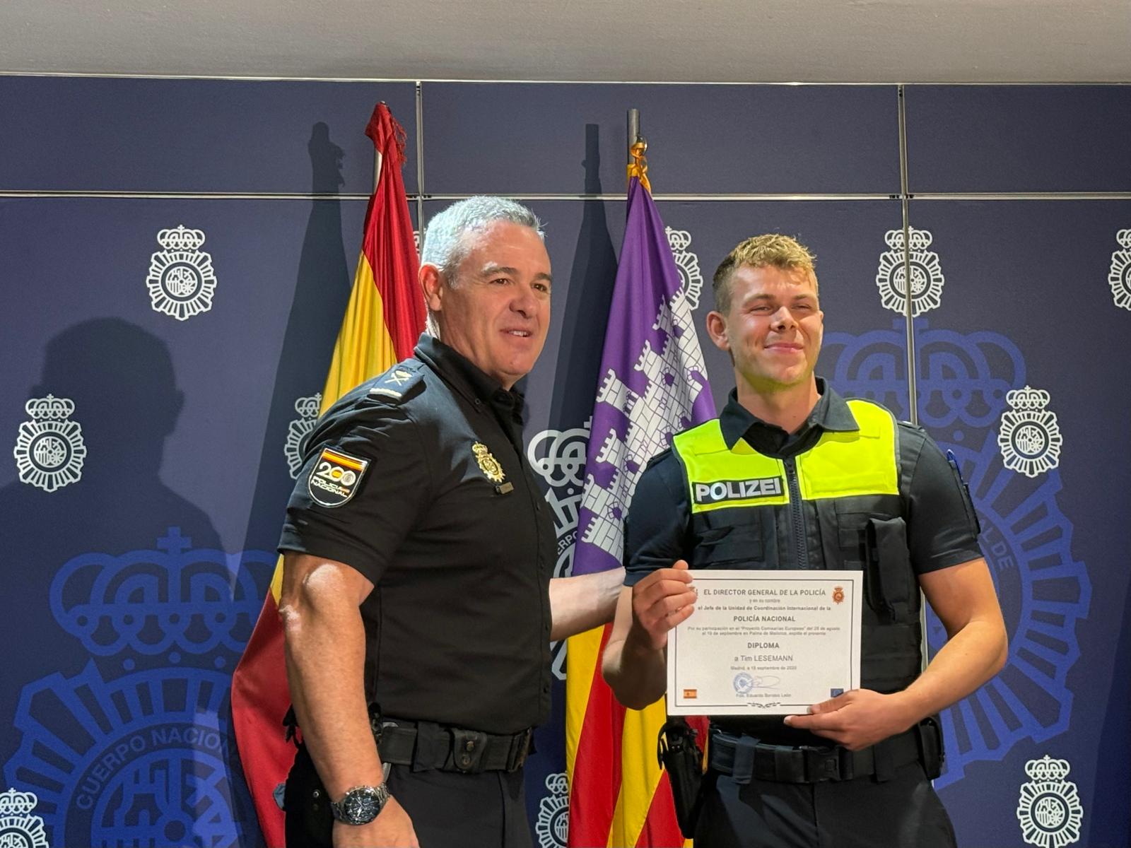 Jefe superior de Policía de Illes Balears, José Luis Santafé Arnedo junto al agente alemán Tim