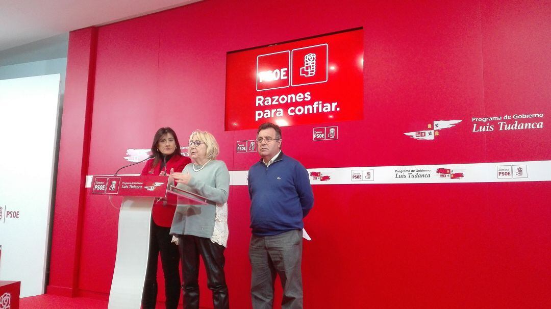 Inmaculada García Rioja junto a los procuradores del PSOE, Ana Sánchez y José Ignacio Martín Benito