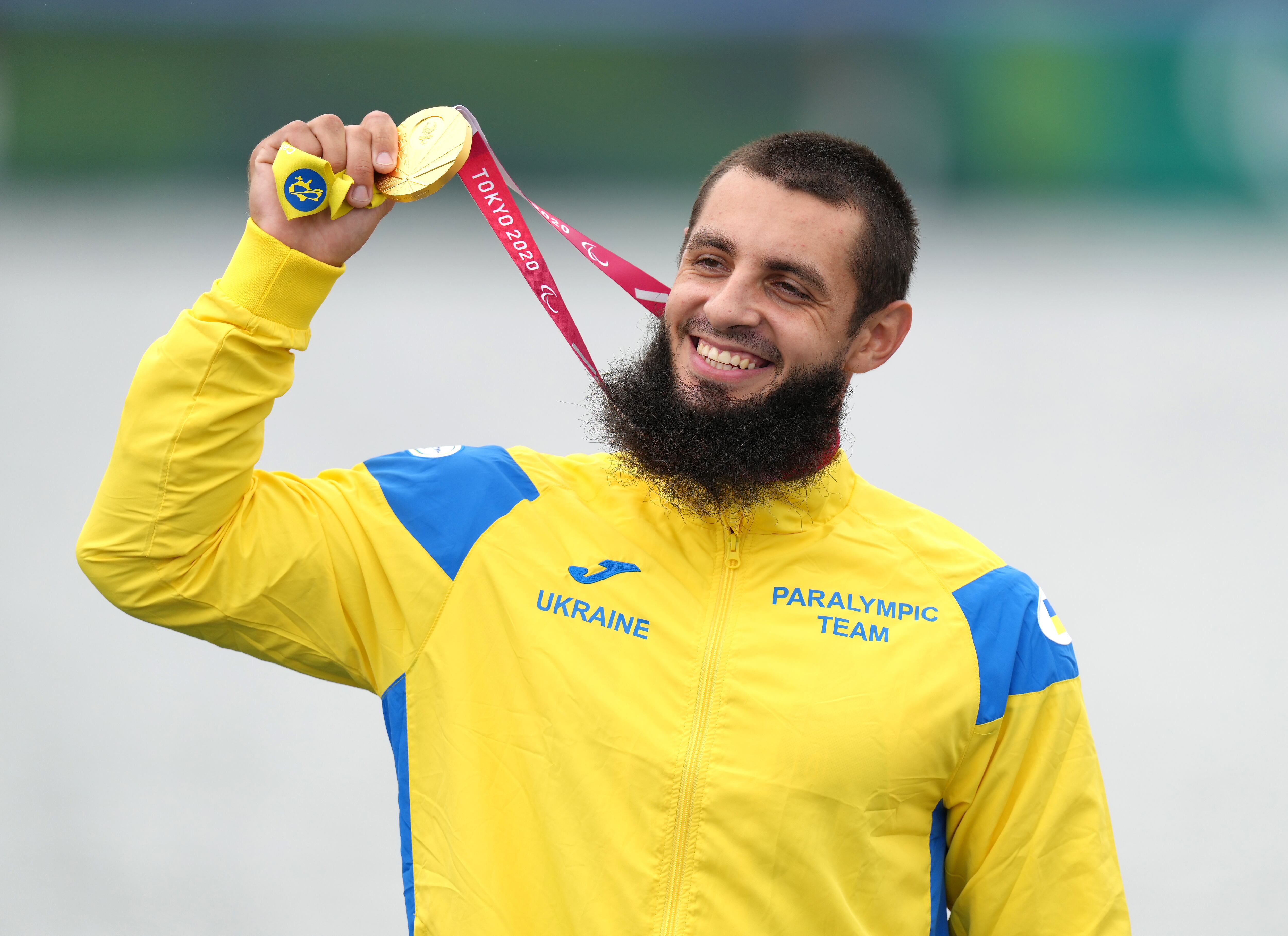 Serhii Yemelianov celebra su medalla de oro en Tokio