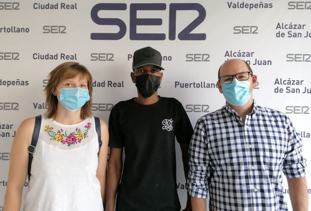 Mamadou Bailo, junto a Kasia y Nacho Gómez, coordinador de Cepaim en Ciudad Real