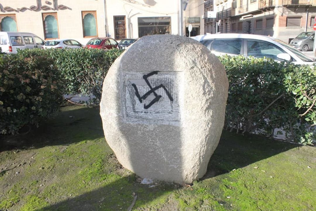 Acto vandálico en el monolito en homenaje a las víctimas del nazismo