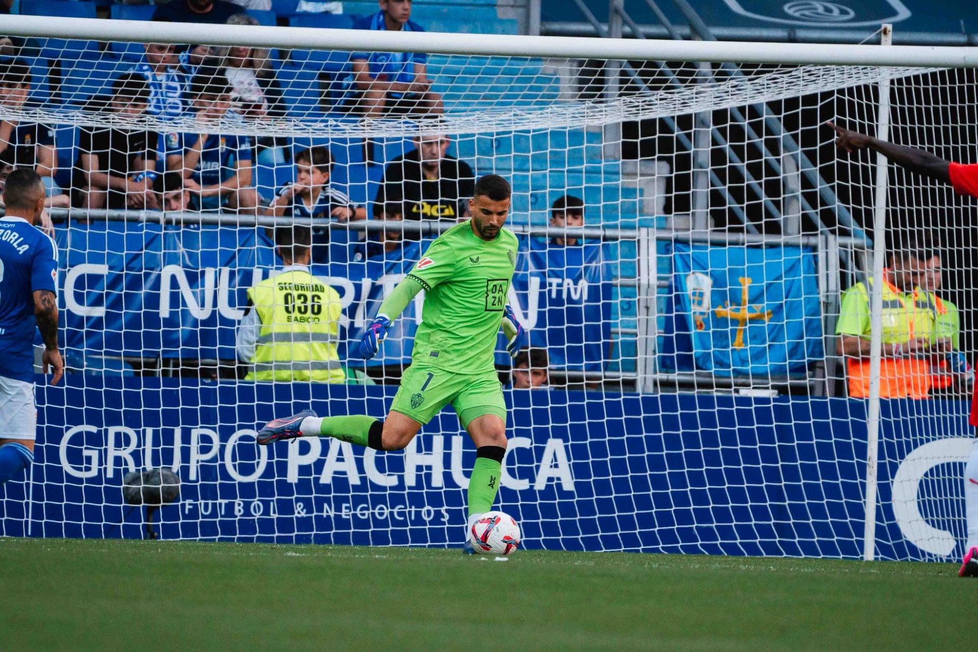 Maximiano en su partido número 9 con el Almería.