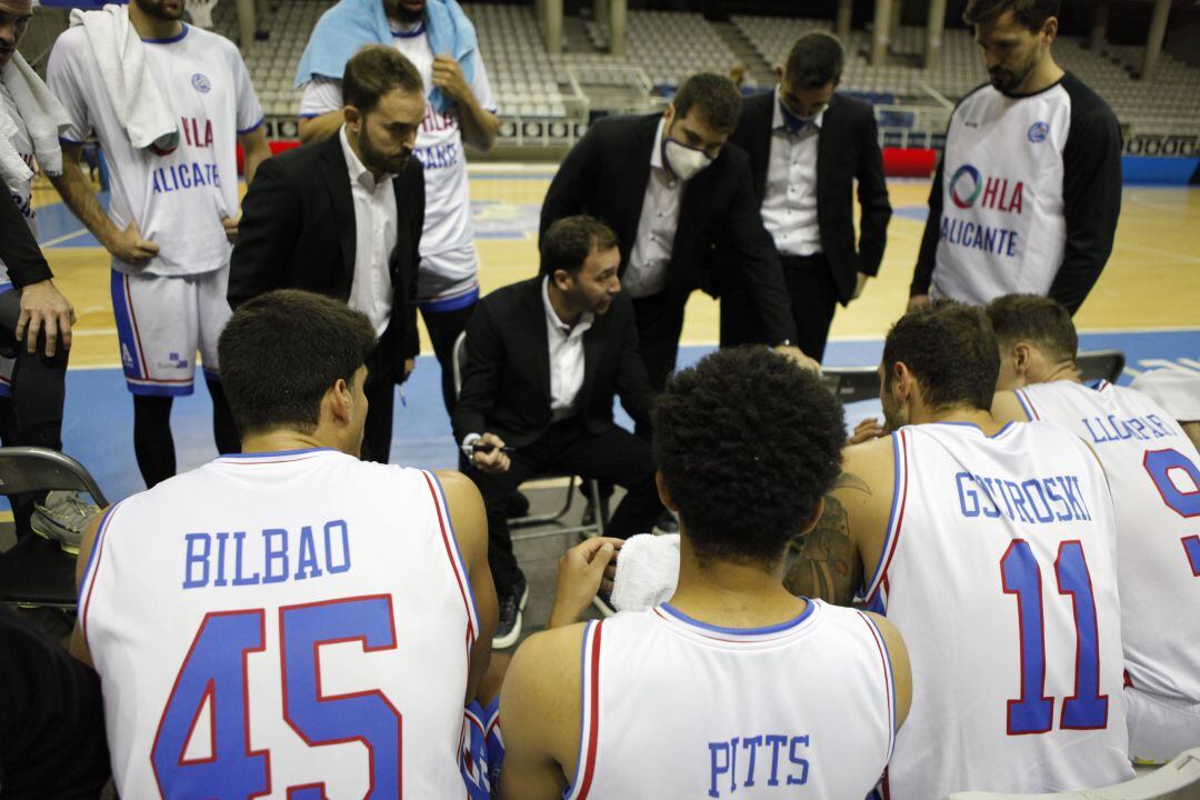 Rivero habla con sus jugadores