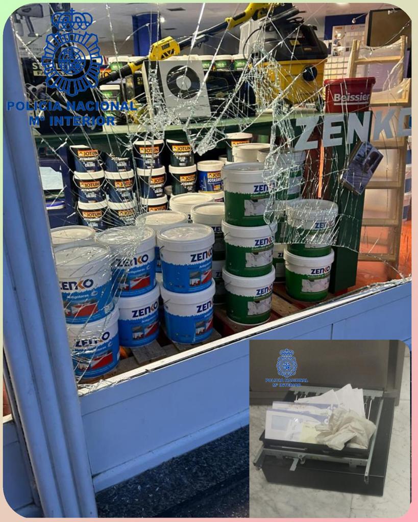 El ladrón accedió al interior de la tienda rompiendo el escaparate con la tapa de una alcantarilla