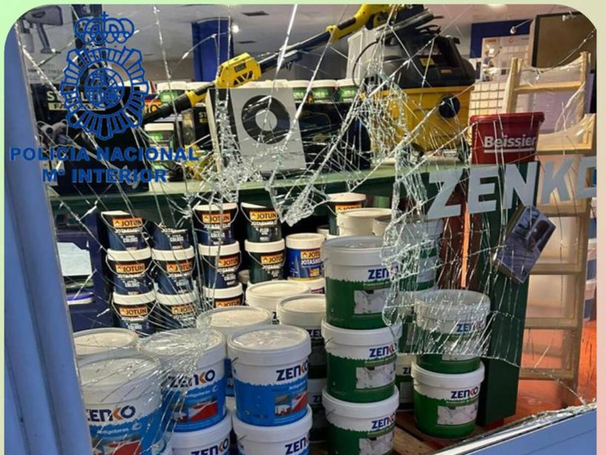 Pillado in fraganti mientras robaba en una tienda tras romper el escaparate con la tapa de una alcantarilla