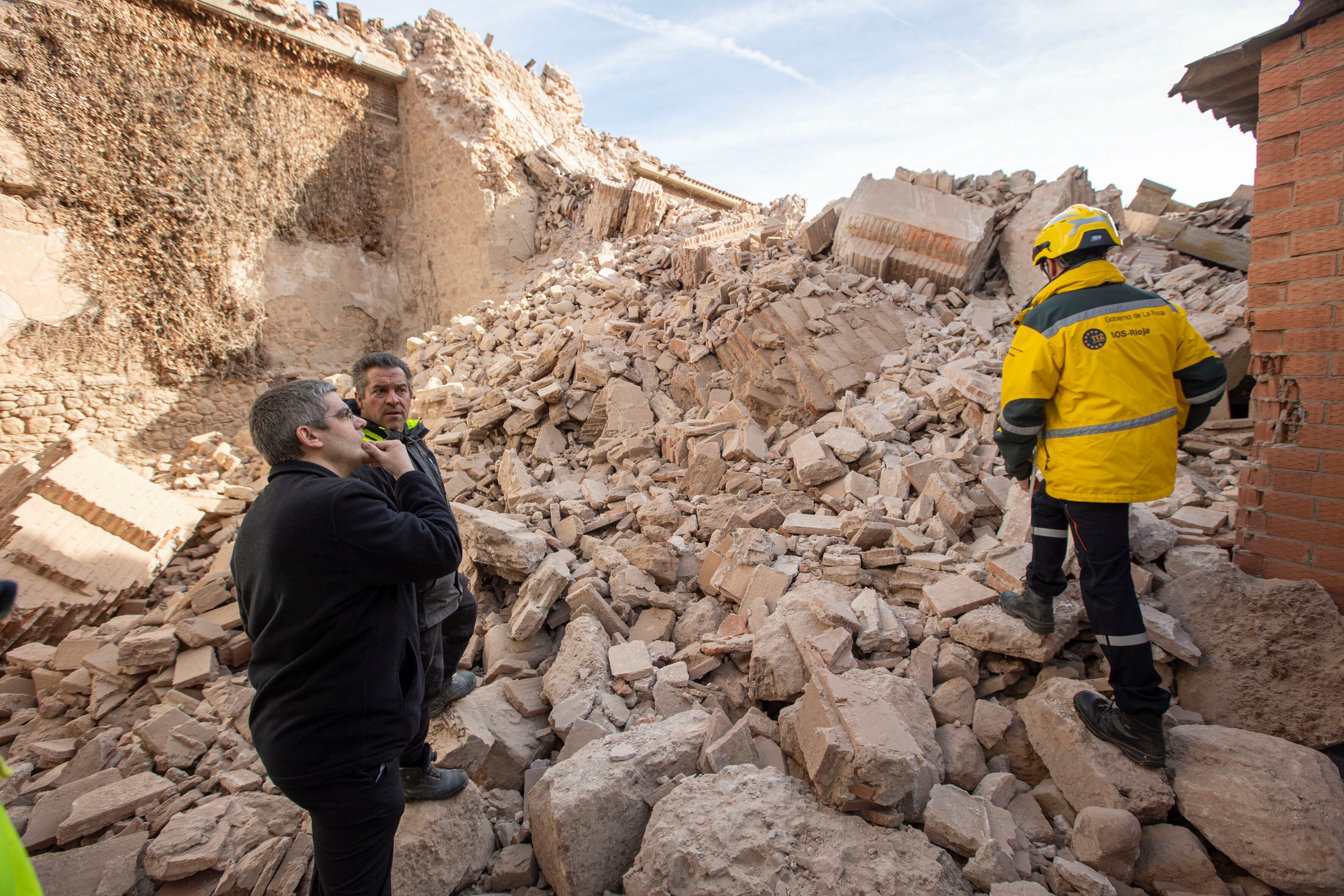 VIGUERA (LA RIOJA), 24/02/2025.- Los técnicos prevén iniciar a lo largo de este lunes los trabajos de desescombro controlado de los restos de la torre de la iglesia de la Asunción de Viguera, que se derrumbó anoche sobre las 21:30 horas sin causar daños personales, para catalogar todos sus elementos con el objetivo de su restauración cuando sea posible. EFE/ Raquel Manzanares
