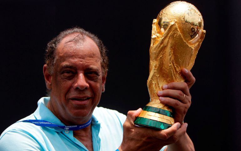 Carlos Alberto con la Copa del Mundo.