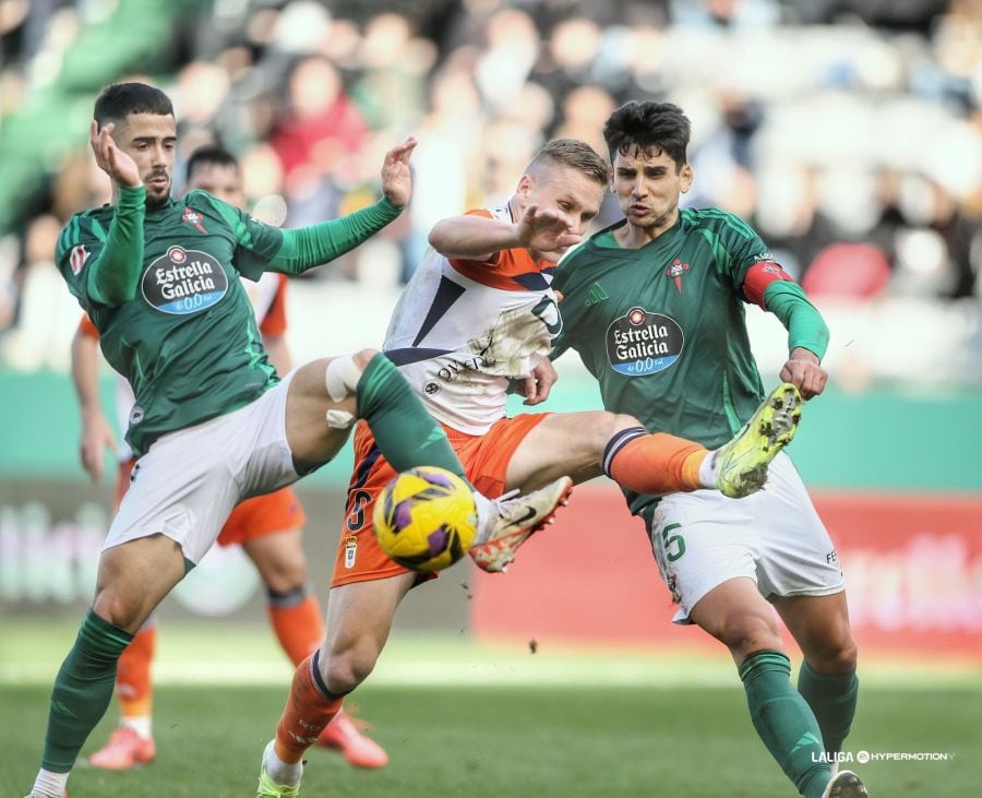 Álvaro Sanz y David Castro, en una disputa del esférico con rivales durante el Racing-Oviedo de A Malata (foto: LaLiga Hypermotion)