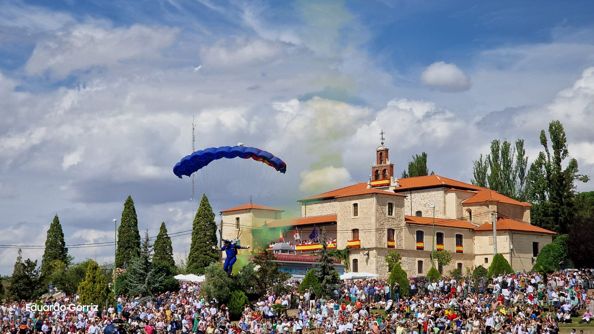 Saltos paracaidistas de la PAPEA fiestas de Aranda 2023