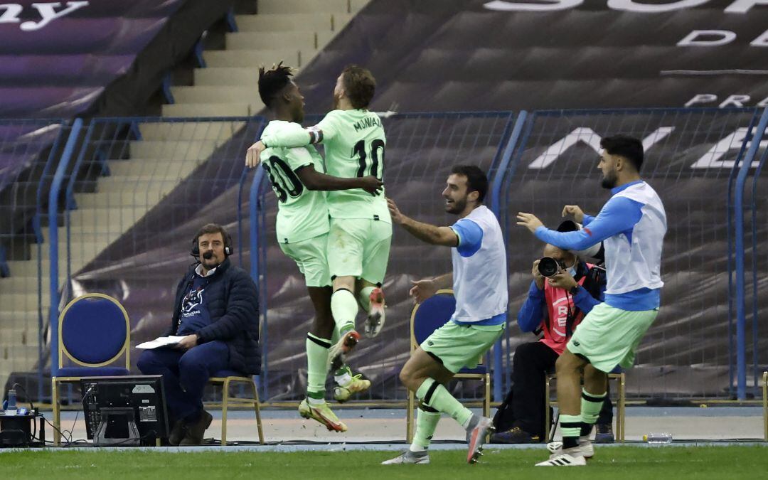 Nico Williams celebrando el gol de la victoria