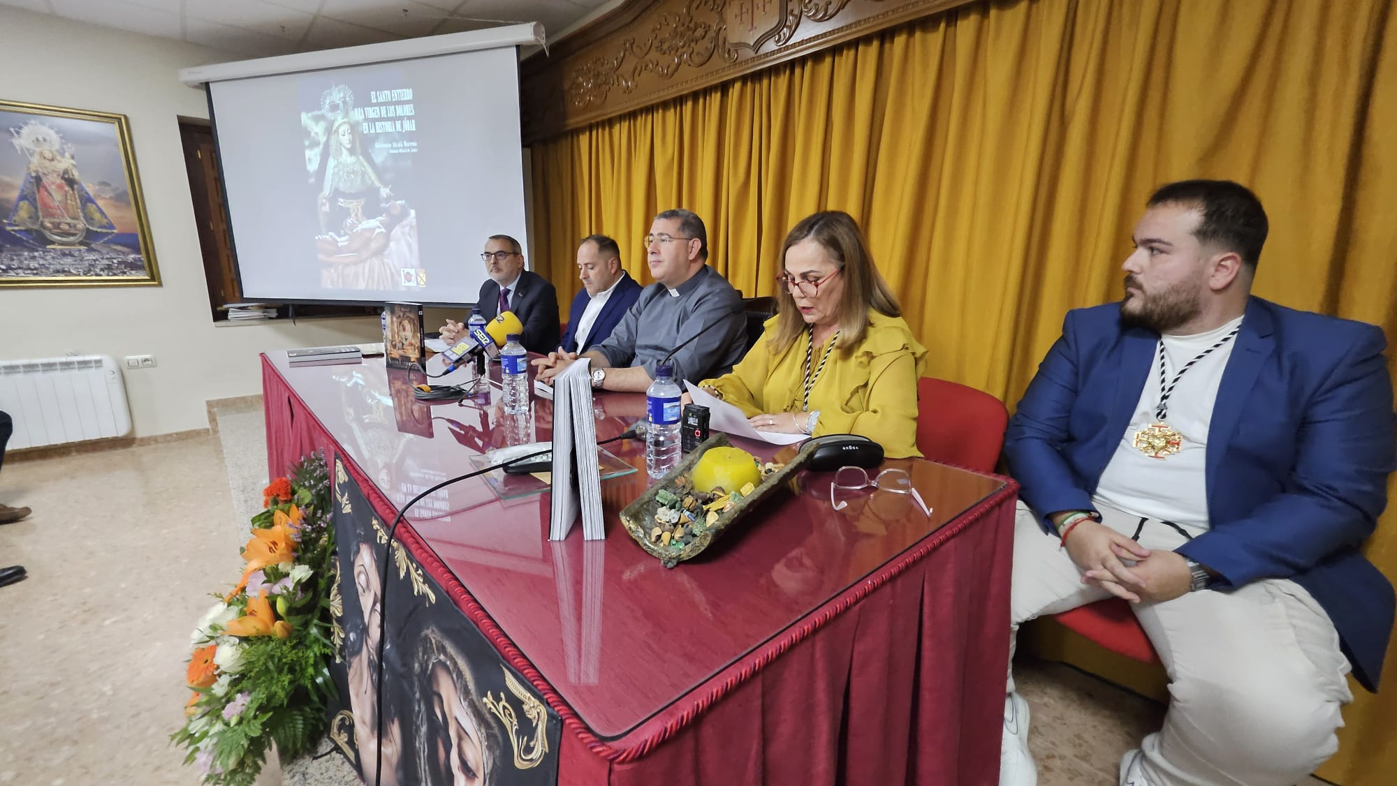 La Hermana Mayor de la Cofradía del Santo Entierro, Juana Vargas Megías, en la presentación del libro
