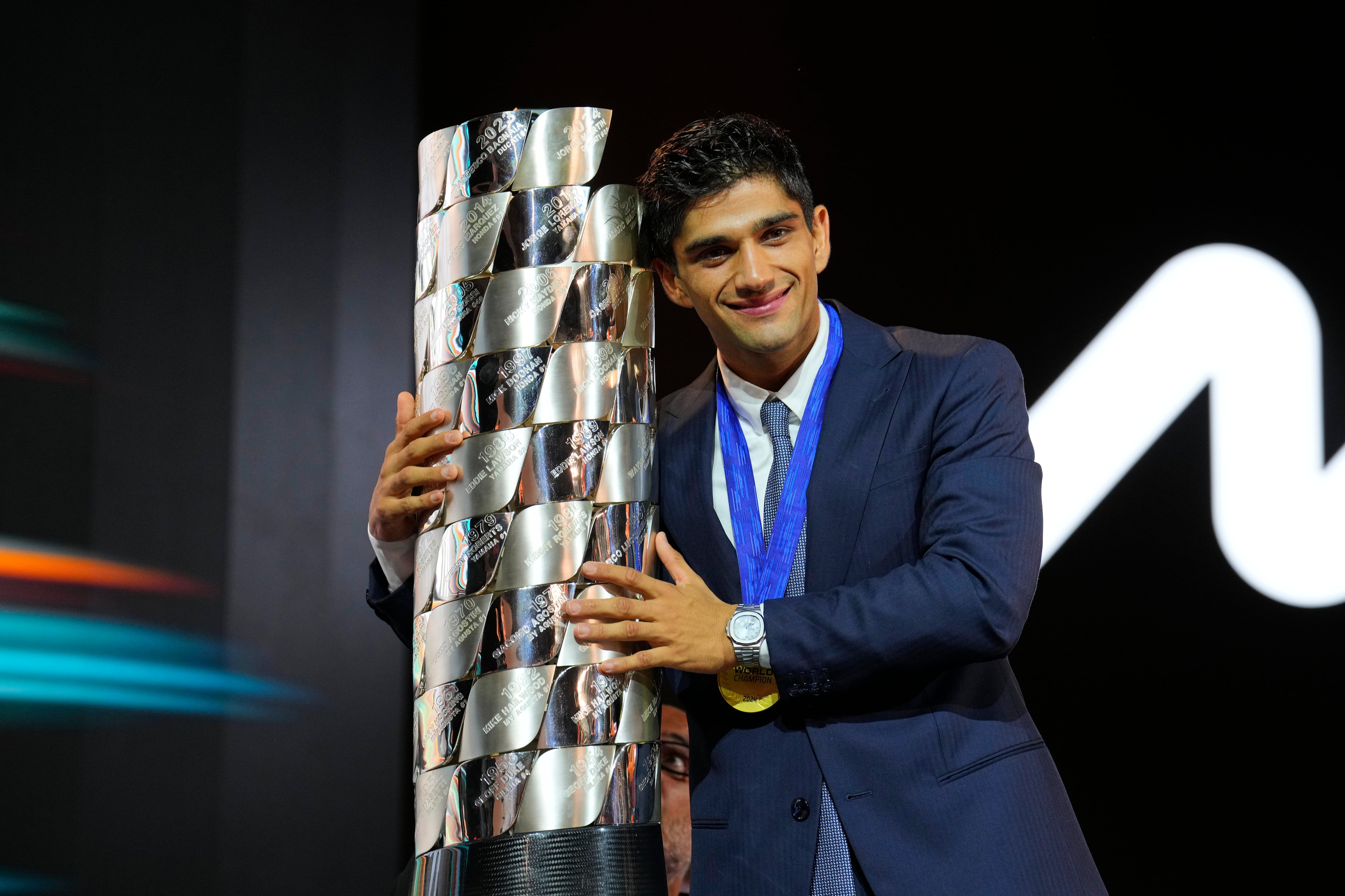 BARCELONA, 17/11/2024.- El piloto español de MotoGP Jorge Martín posa con la copa de campeón del mundo durante la gala de entrega de premios este domingo en Barcelona. EFE/Alejandro García
