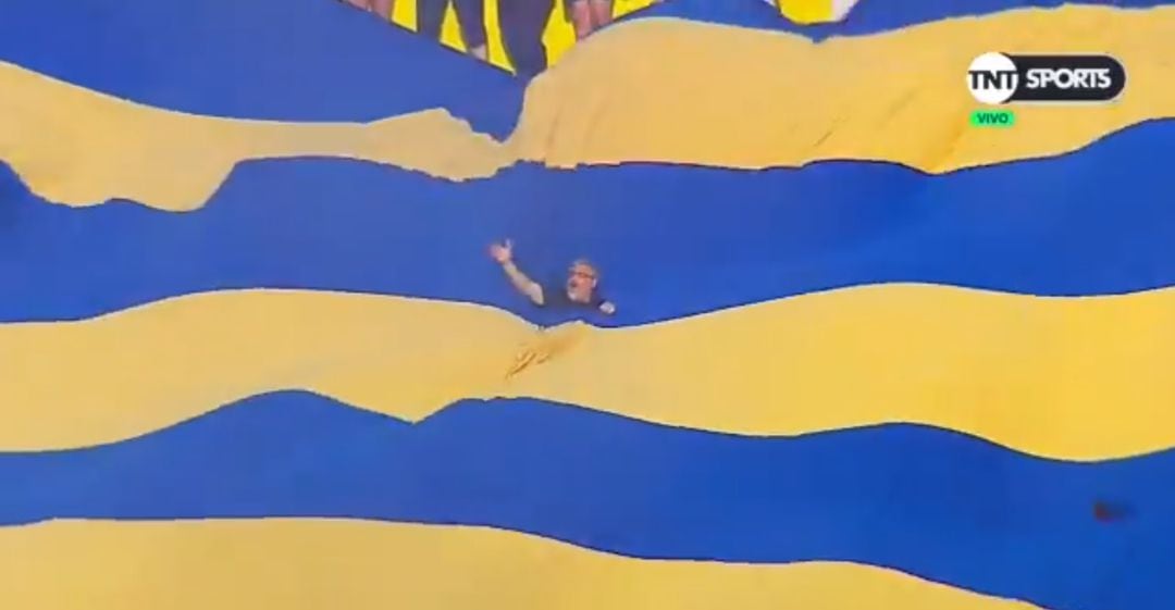 Un aficionado de Rosario en medio de un tifo