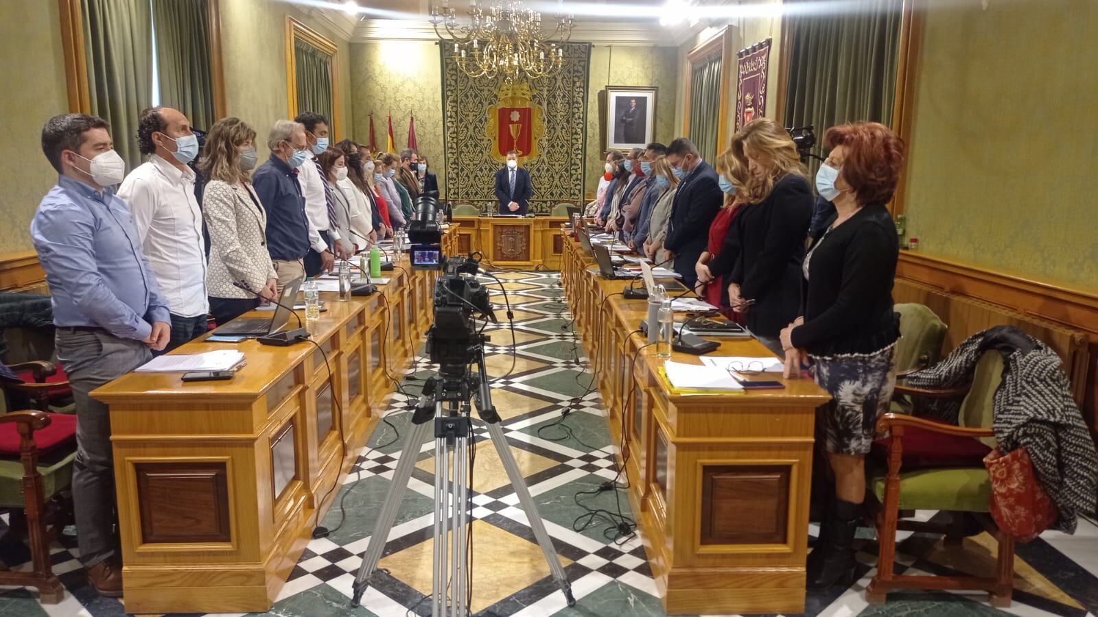 El pleno municipal ha guardado un minuto de silencio por el fallecimiento del exconcejal Antonio Contreras