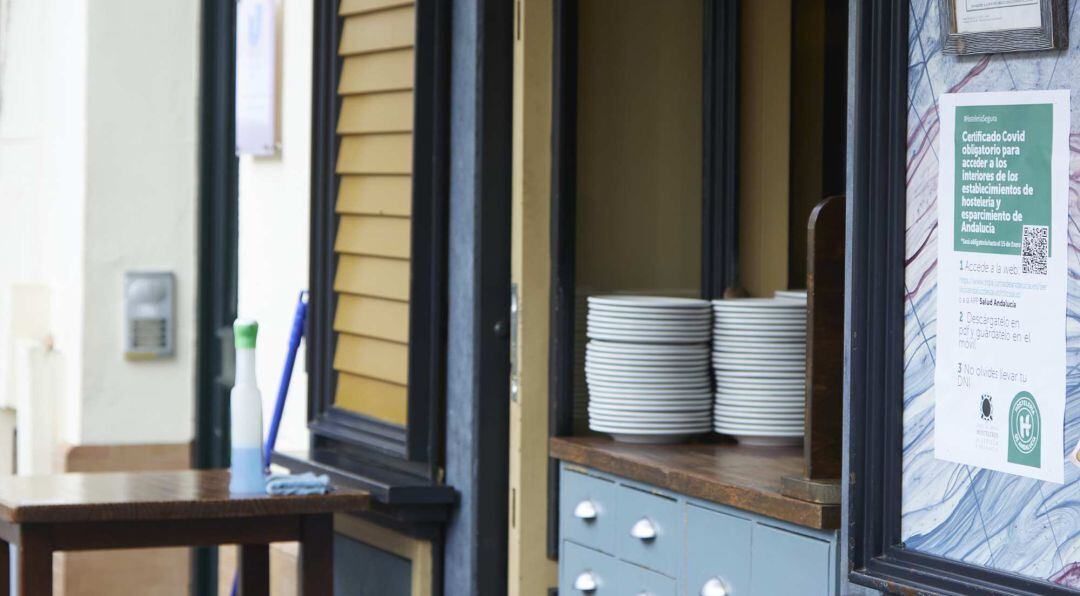 Cartel en la puerta de un bar durante el primer día de petición de Certificados Covid-19 para la hostelería.