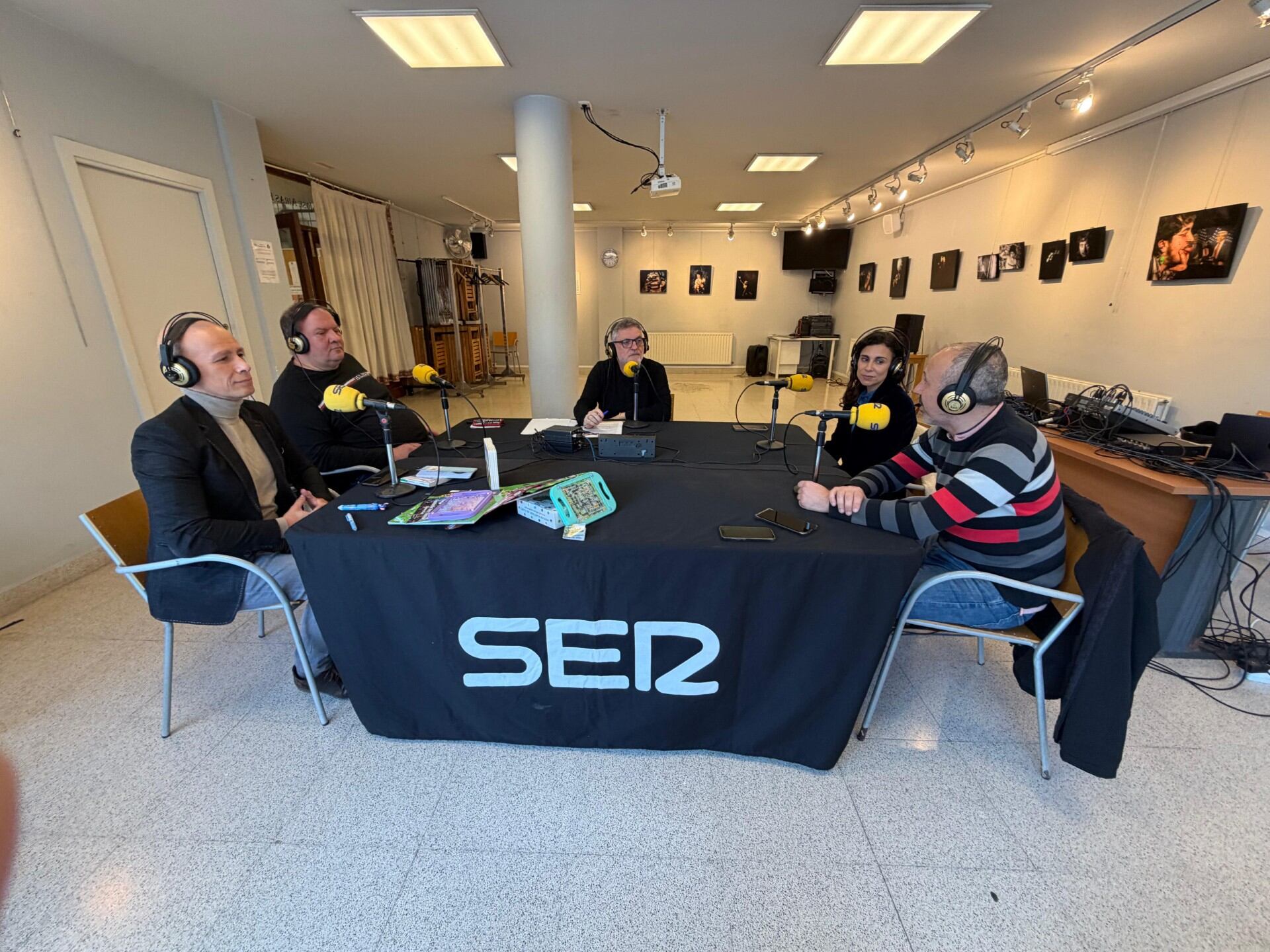 De izquierda a derecha: Óscar Téllez, Santi Sarmiento, Juanma Cano, Arrate Fernández y Joseba García