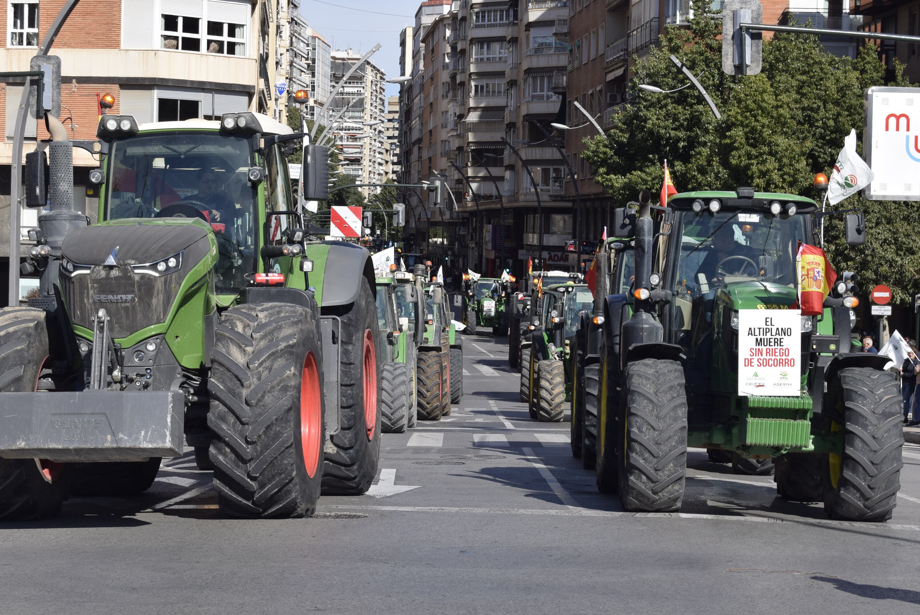 Agricultores y ganaderos de la Región de Murcia protesta en la capital con una sonora tractorada