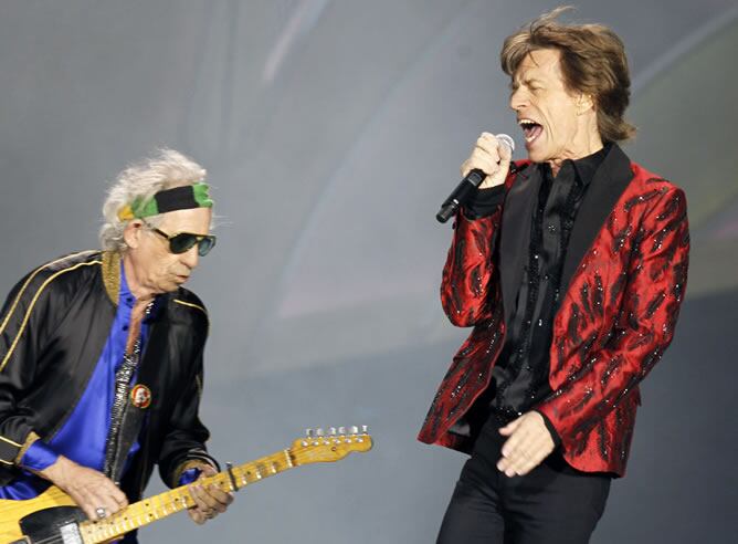 El cantante de Rolling Stones, Mick Jagger, y el guitarrista Keith Richards (i) durante el concierto en el estadio Santiago Bernabéu, en Madrid, en 2014