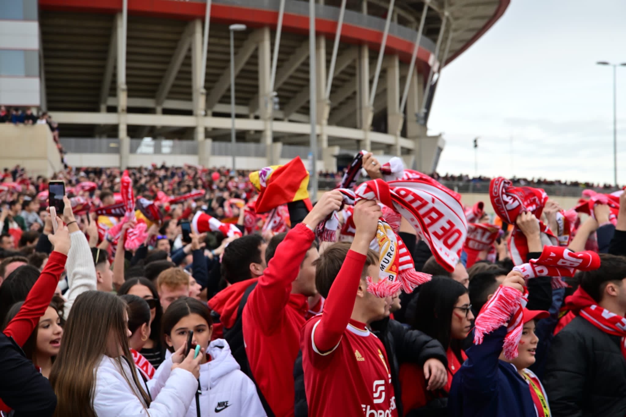 Afición del Real Murcia en los aledaños del estadio