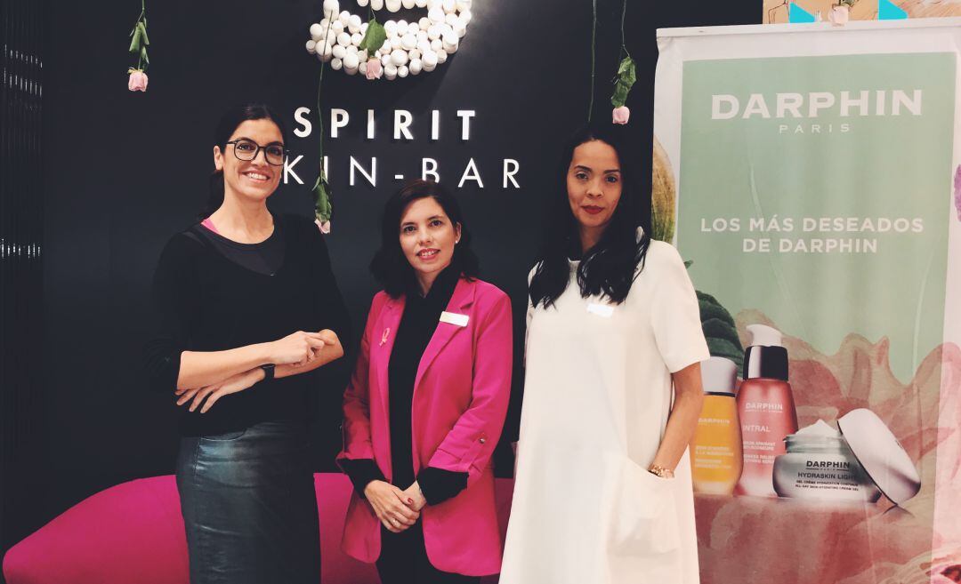 Jimena Mazucco, analista de moda, junto a Laura Granados, responsable de bienestar Spirit Skin Bar, y Hemely Varela, directora formación Darphin