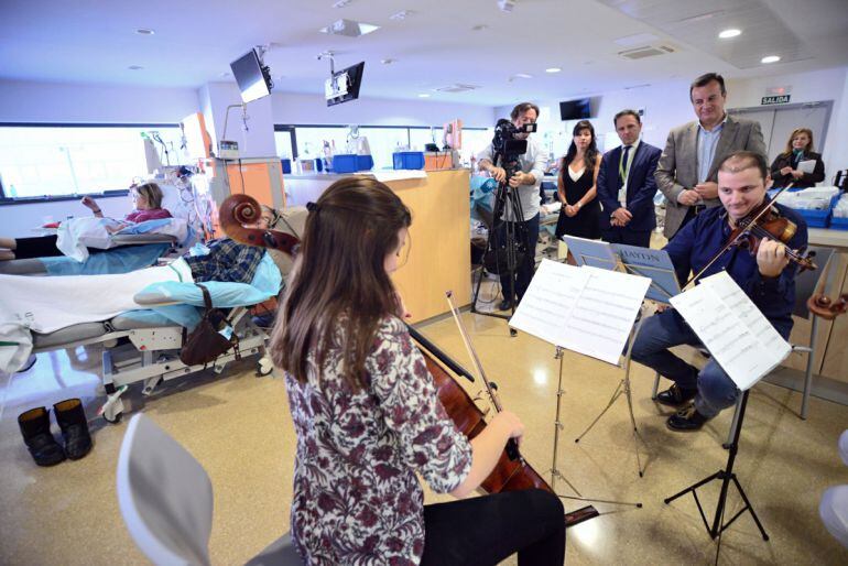 Concierto en el centro de hemodiálisis del nuevo hospital de Granada