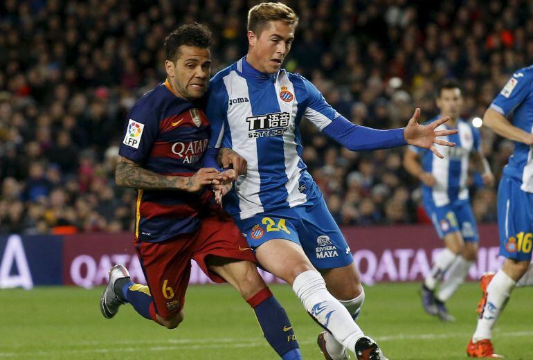 Dani Alves pelea un balón ante Raillo en el Barça-Espanyol de Copa.