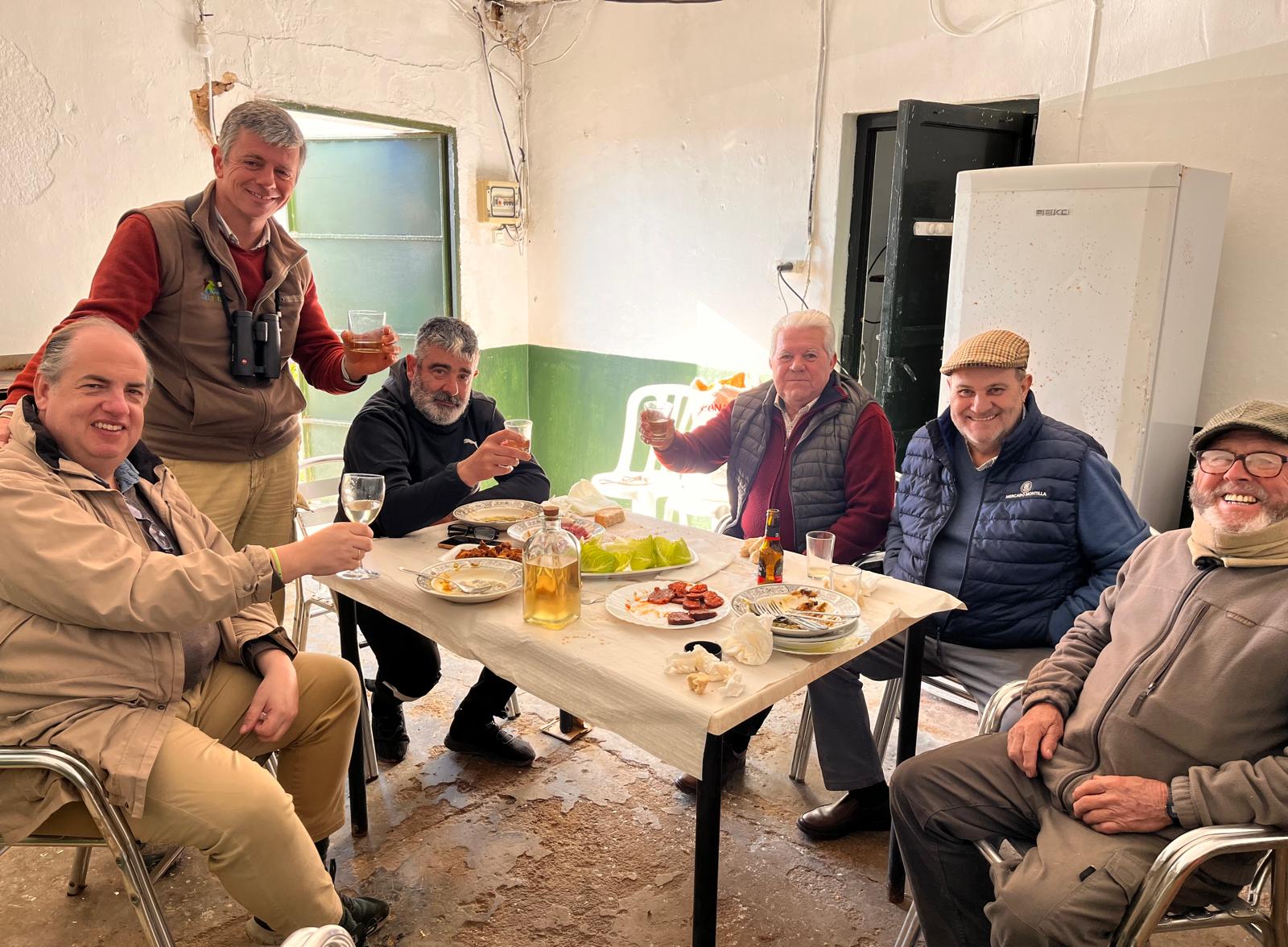 Los afortunados participantes del brunch marismeño