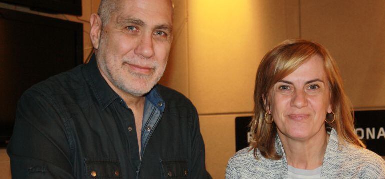 Guillermo Arriaga, junto a Gemma Nierga en los estudios de Ràdio Barcelona.