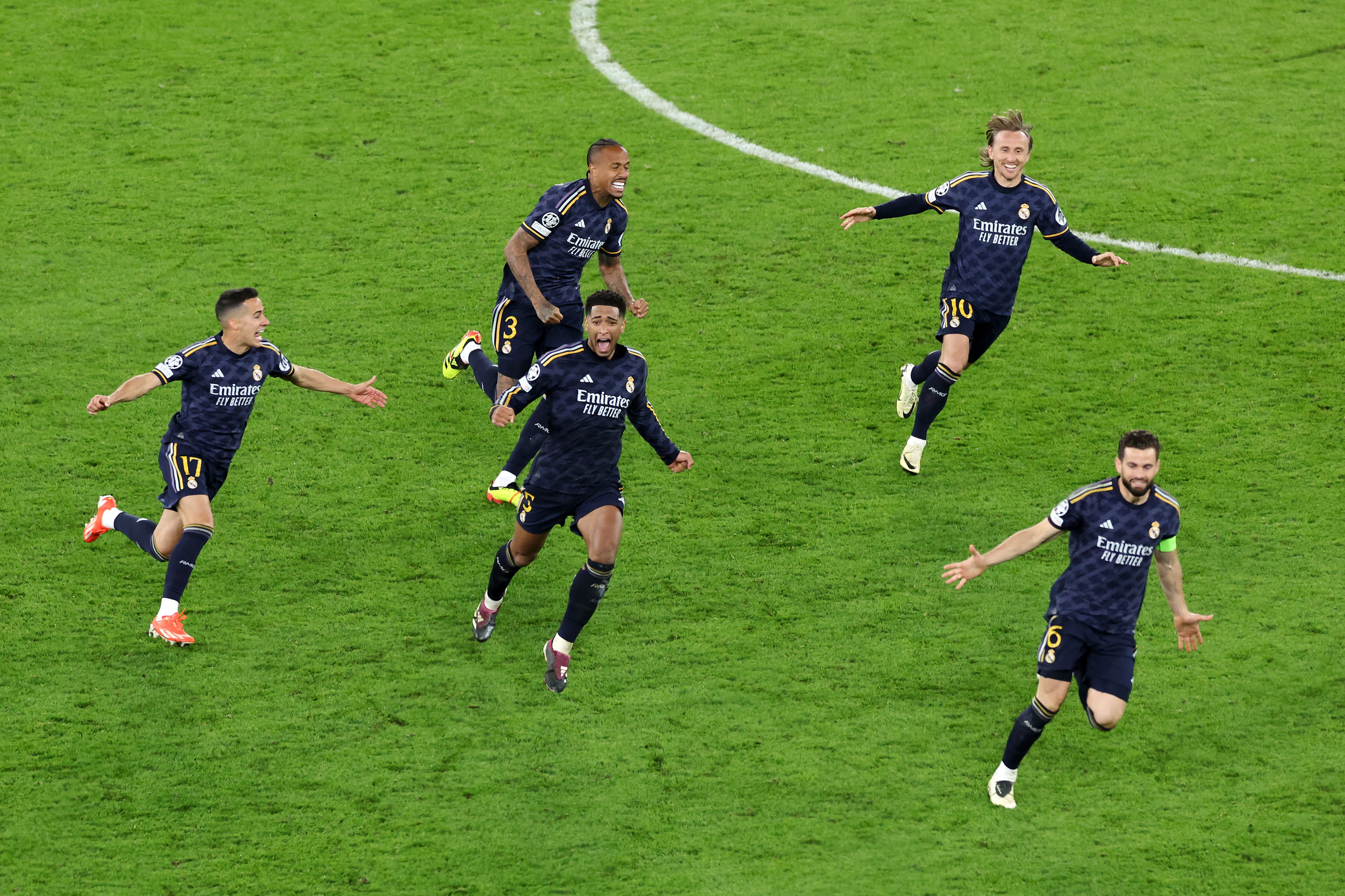 Los jugadores del Real Madrid corren a celebrar la victoria en los penaltis ante el Manchester City