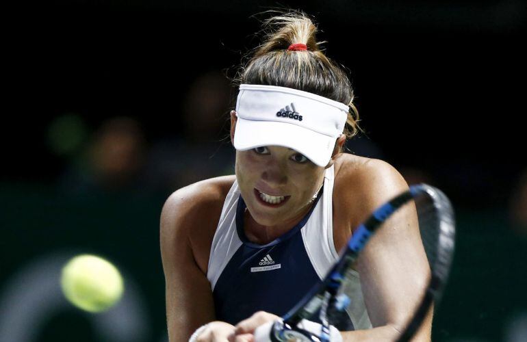 DIN01 SINGAPUR 30/10/2015.- La tenista española Garbiñe Muguruza golpea la bola contra la checa Petra Kvitova durante su partido del Masters femenino de Singapur disputado hoy, 30 de octubre de 2015, en Singapur. EFE/Wallace Woon