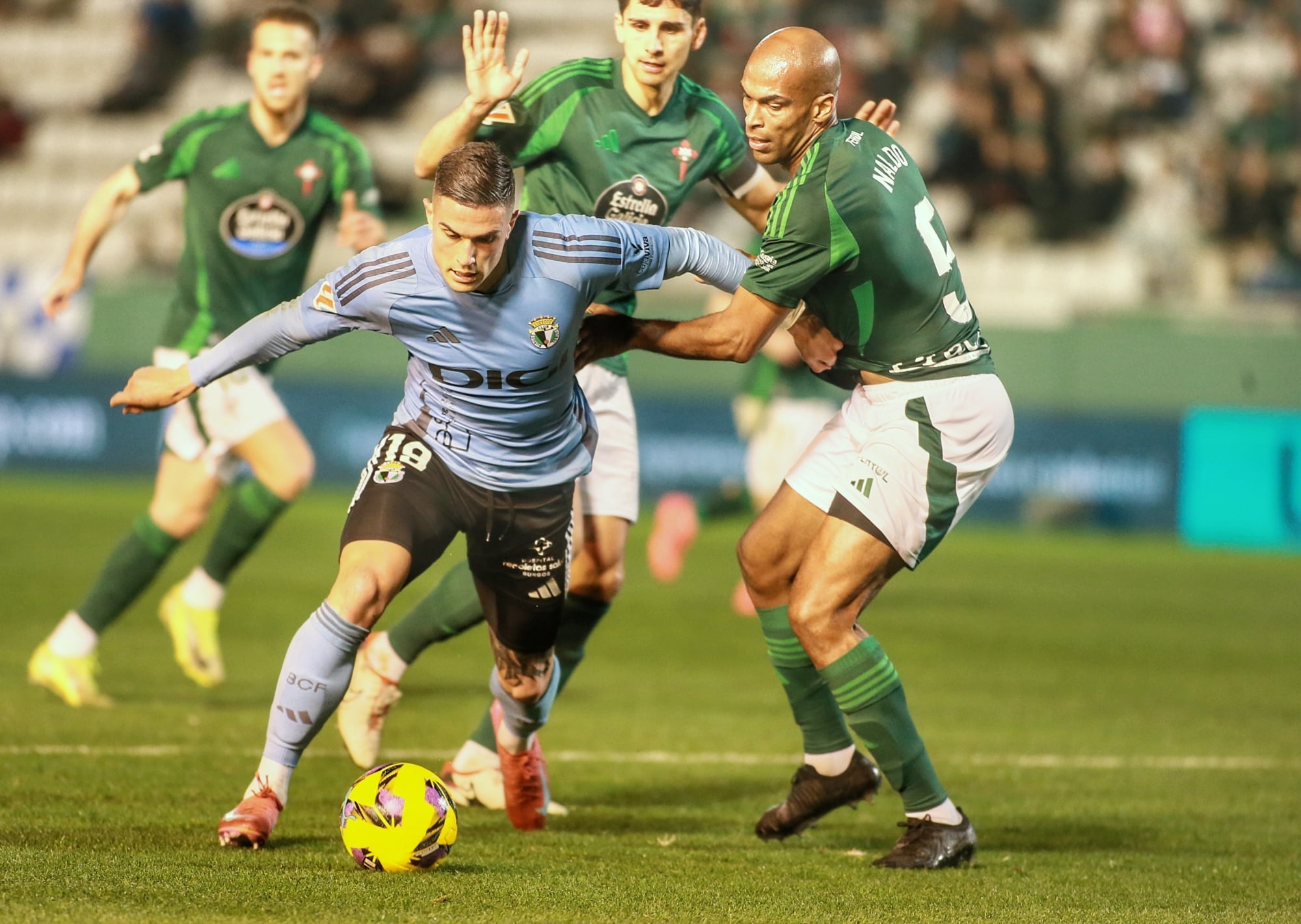 Naldo intenta frenar a un rival en una jugada del Racing-Burgos en A Malata (foto: Mariño / Cadena SER)