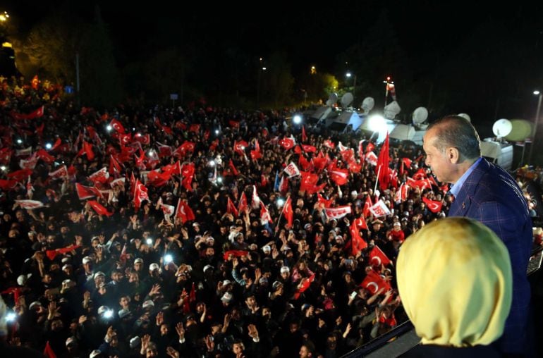 El ministro turco Recep Tayyip Erdogan junto a su mujer Emine observa a los seguidores. 