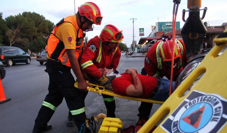 Voluntario de Protección Civil ayuda a los Bomberos en el traslado de un herido