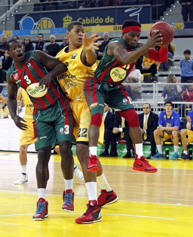 GRA500. LAS PALMAS DE GRAN CANARIA, 18/03/2015.- El pívot caboverdiano del Herbalife Gran Canaria Walter Tavares (c), entre los jugadores del Pinar Karsiyaka Izmir, Bobby Dixon (d) y Juan Palacios (i), durante el partido de ida de cuartos de final de la Eurocopa, que ambos equipos disputaron hoy en el Gran Canaria Arena, en Las Palmas de Gran Canaria. EFE/Elvira Urquijo A.